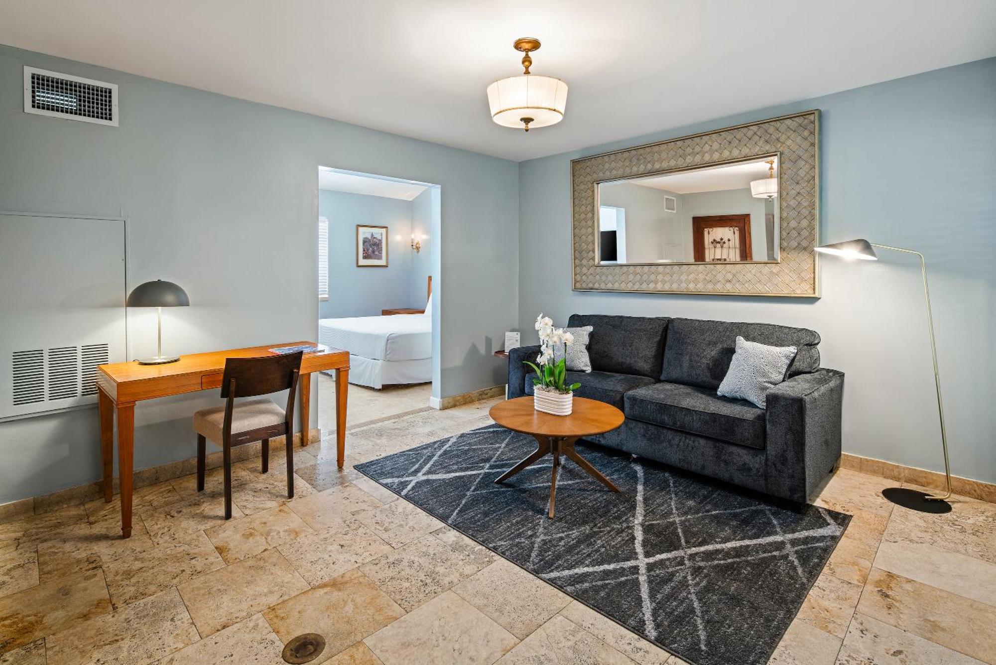 Deluxe King Suite
