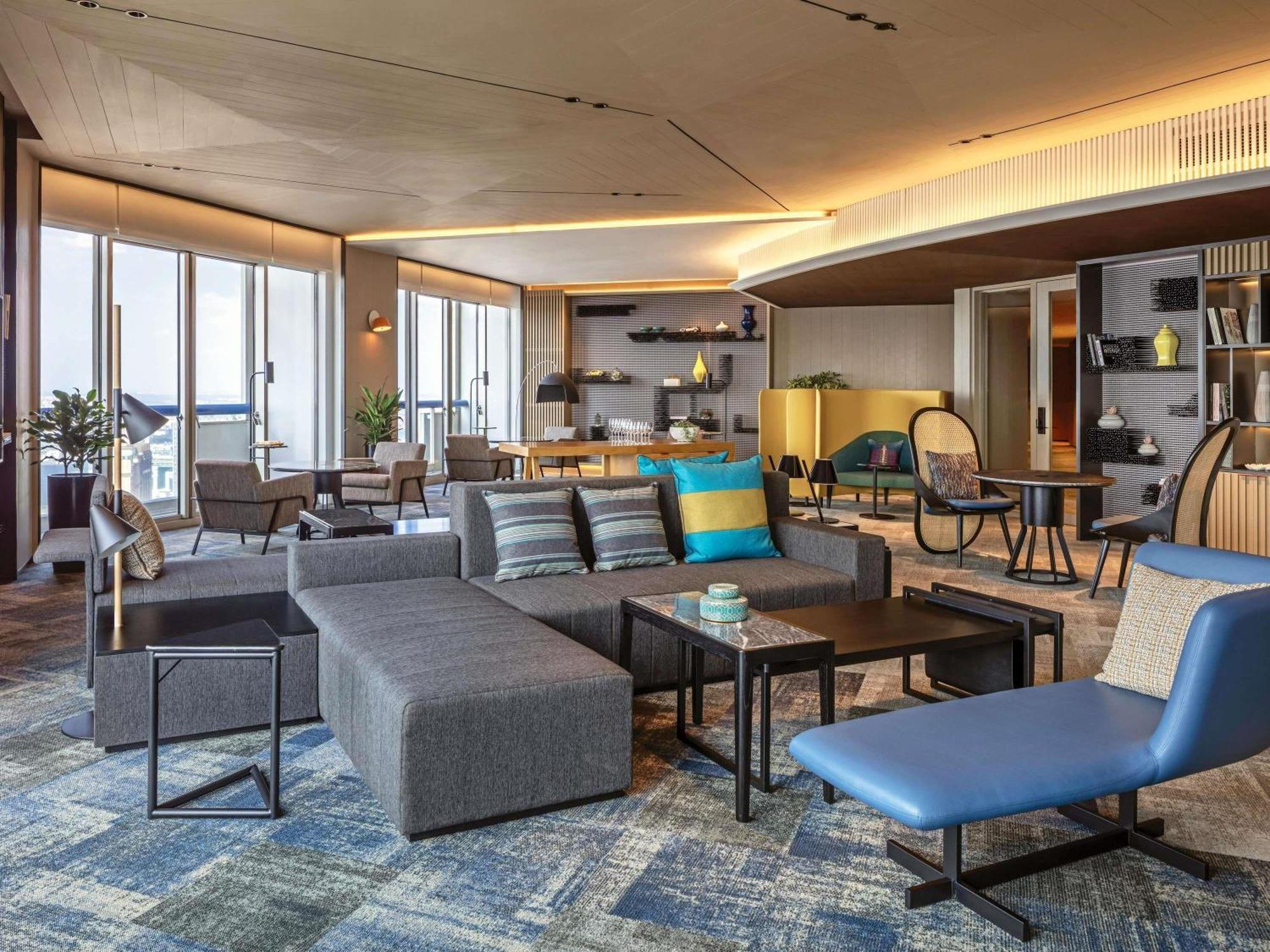 Crest Suite 1 King L65 Lounge Access High Floor 2 Balconies Panoramic View,1746827808:JPEG