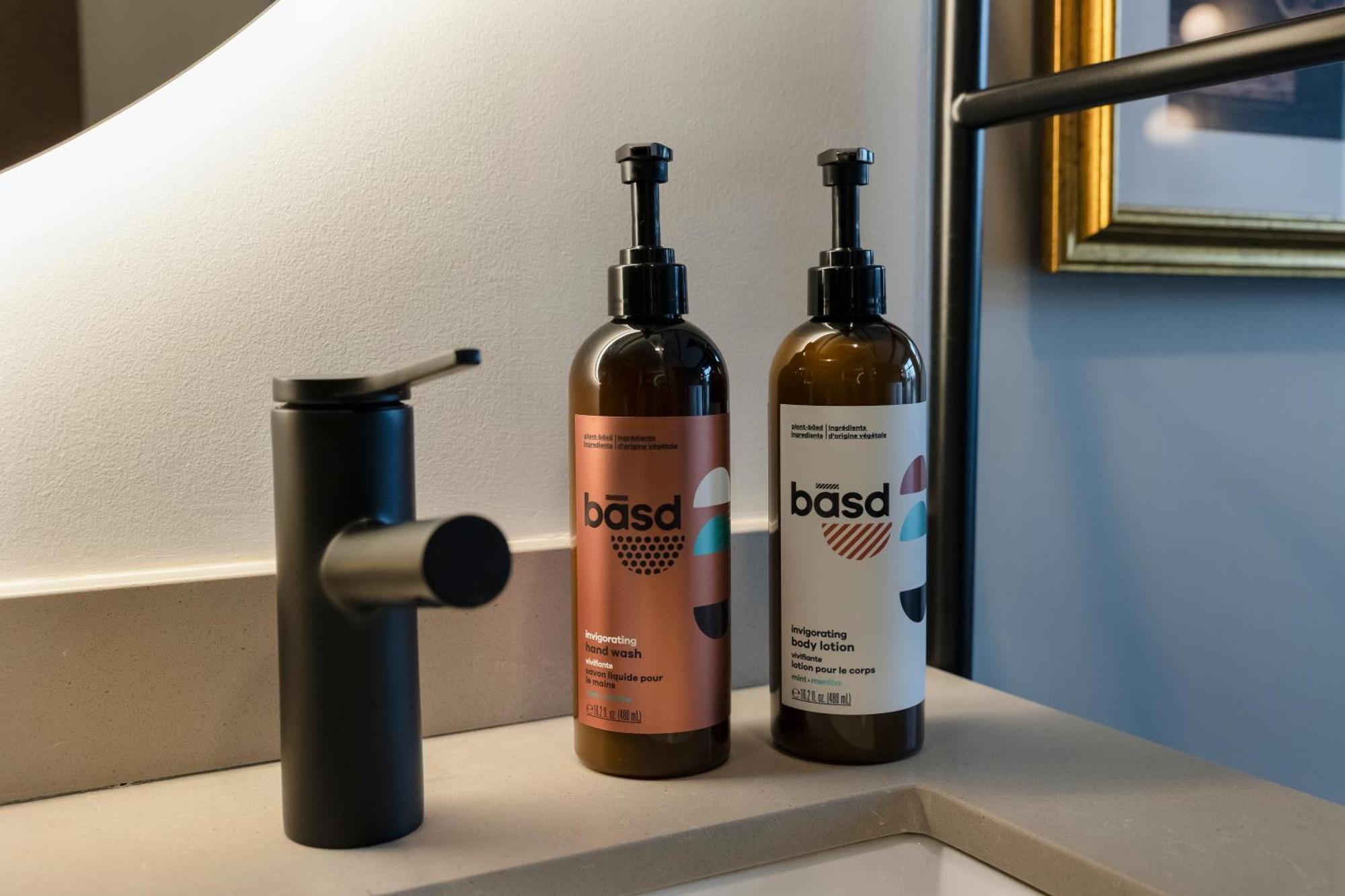 King Room with Roll-In Shower - Mobility Accessible