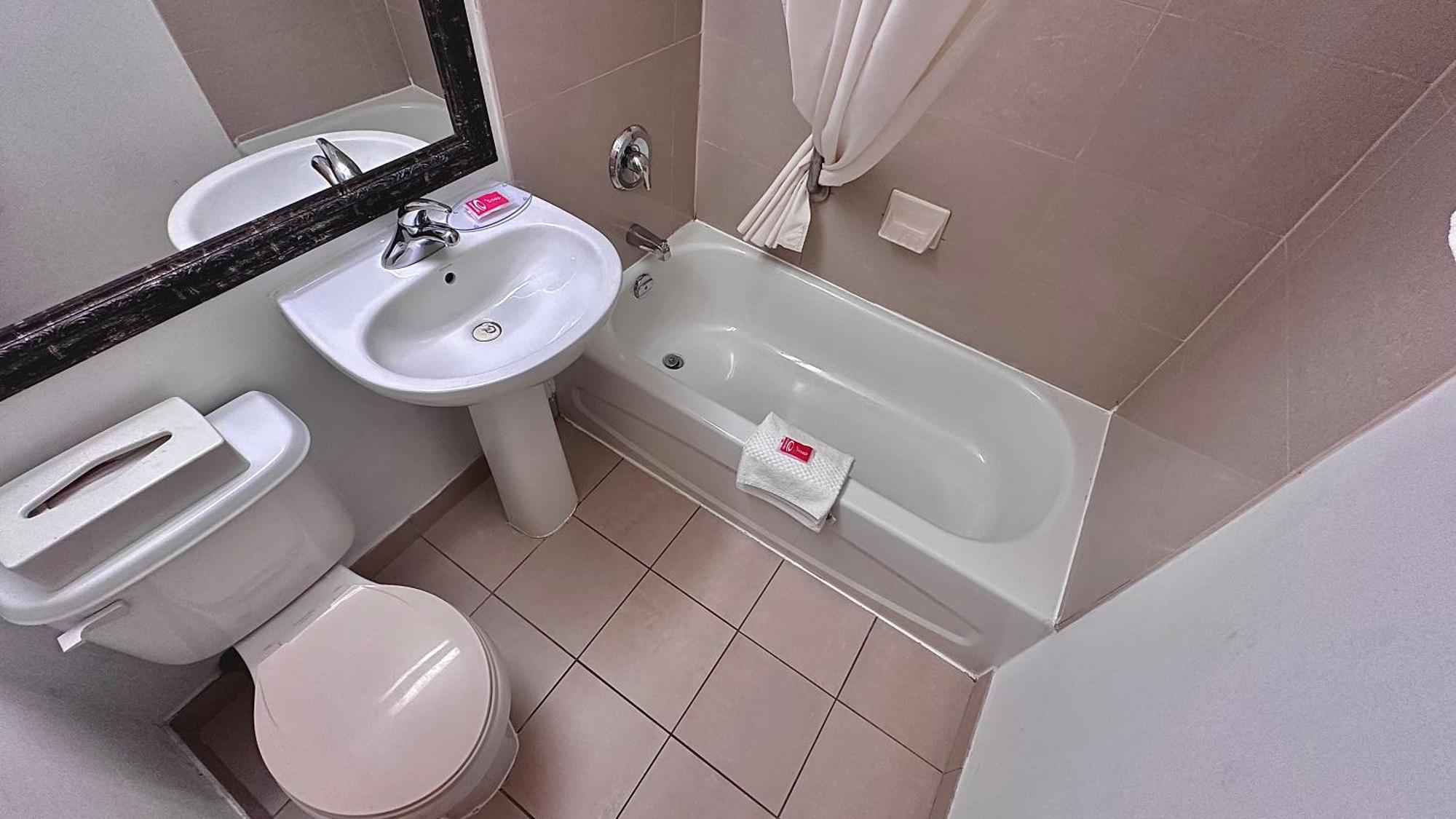 Deluxe Queen Room - Non-Smoking