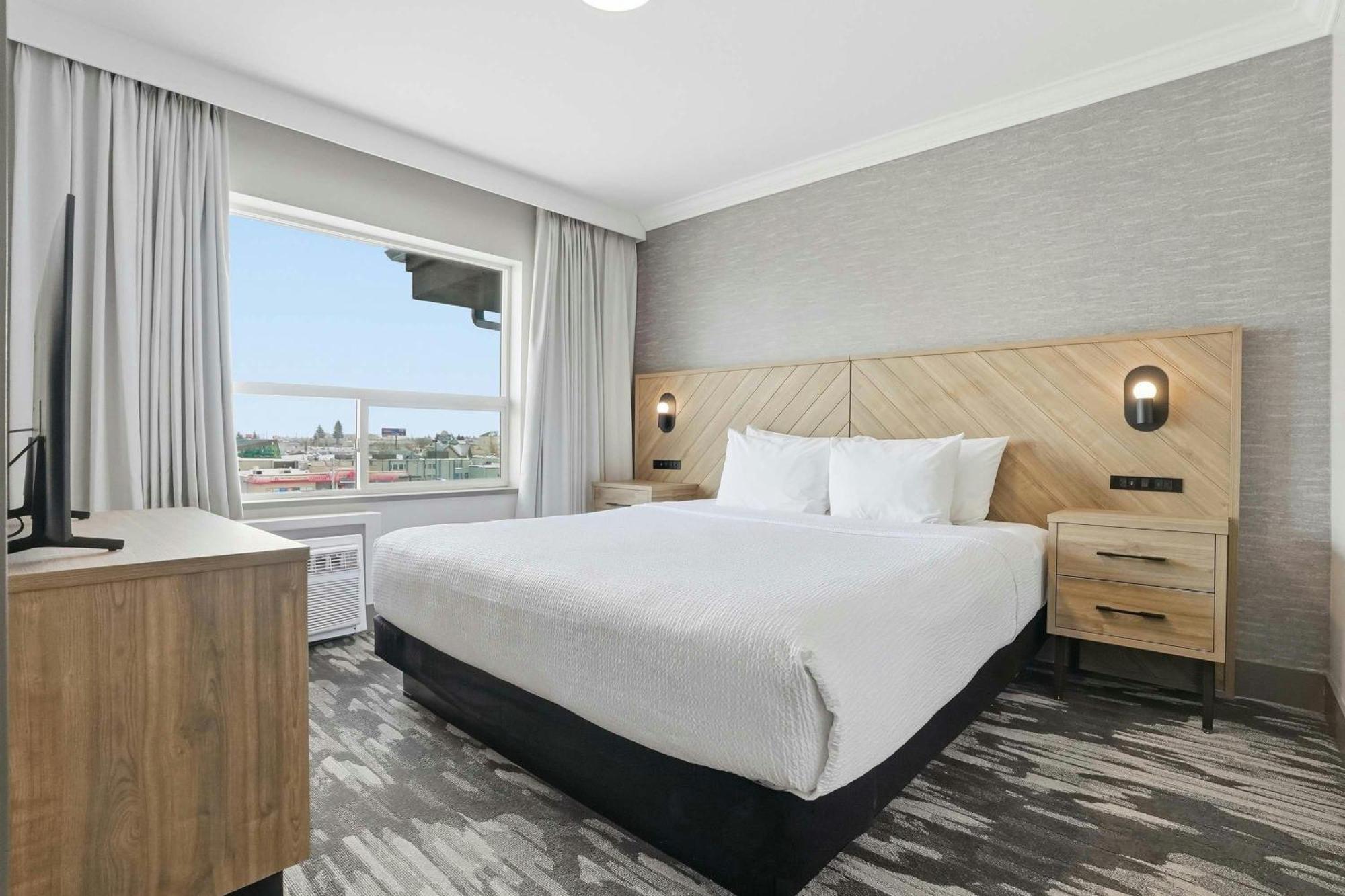 Grand Suite, 1 King Bed, Sofa Bed, Kitchenette
