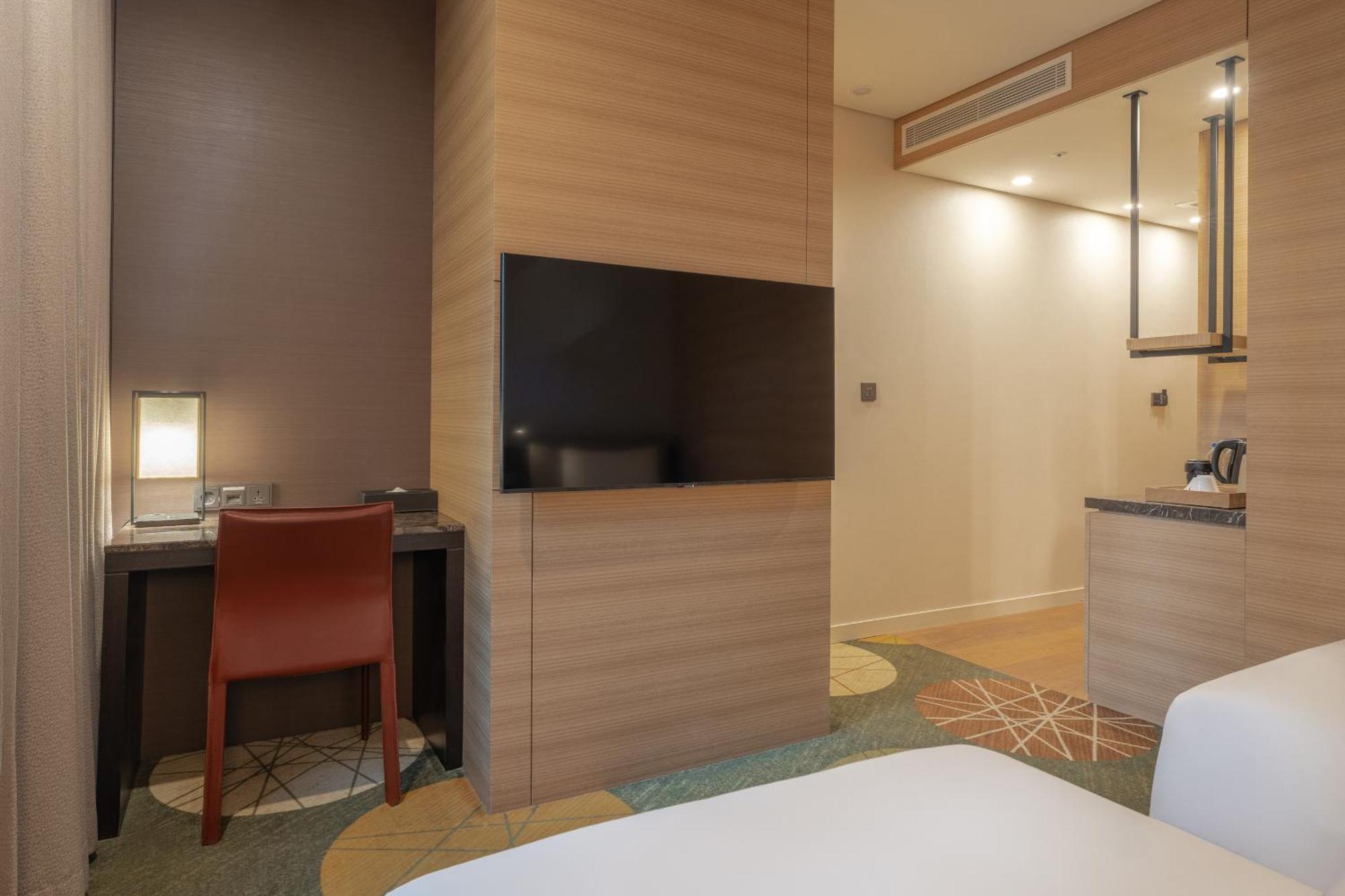 Free room upgrade from Standard Twin to Deluxe Twin