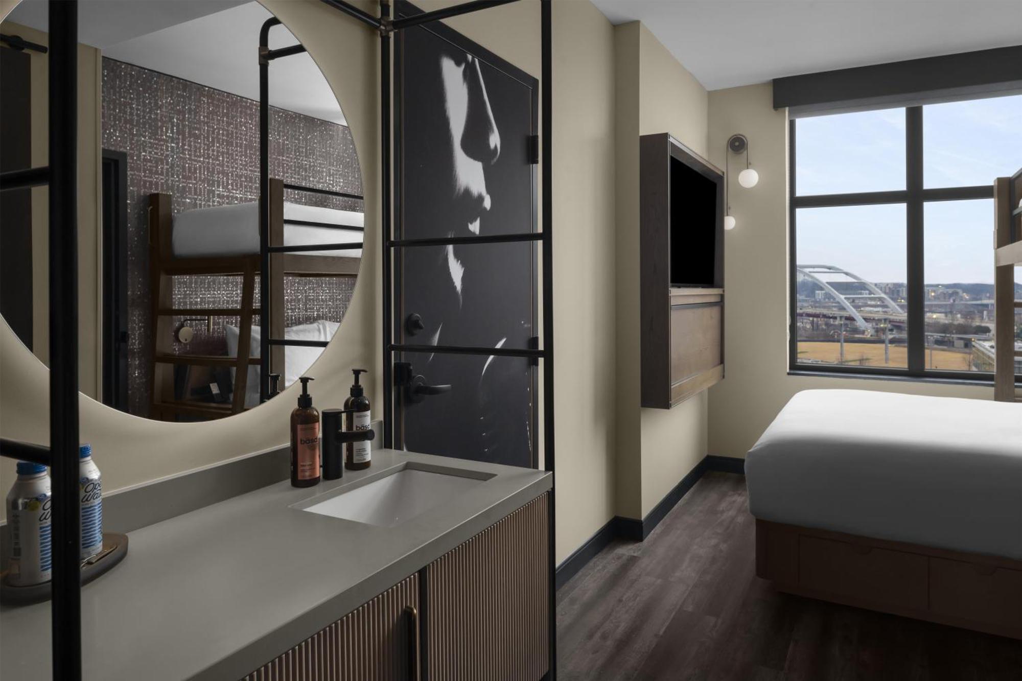 Six Connected Rooms with Nine Beds