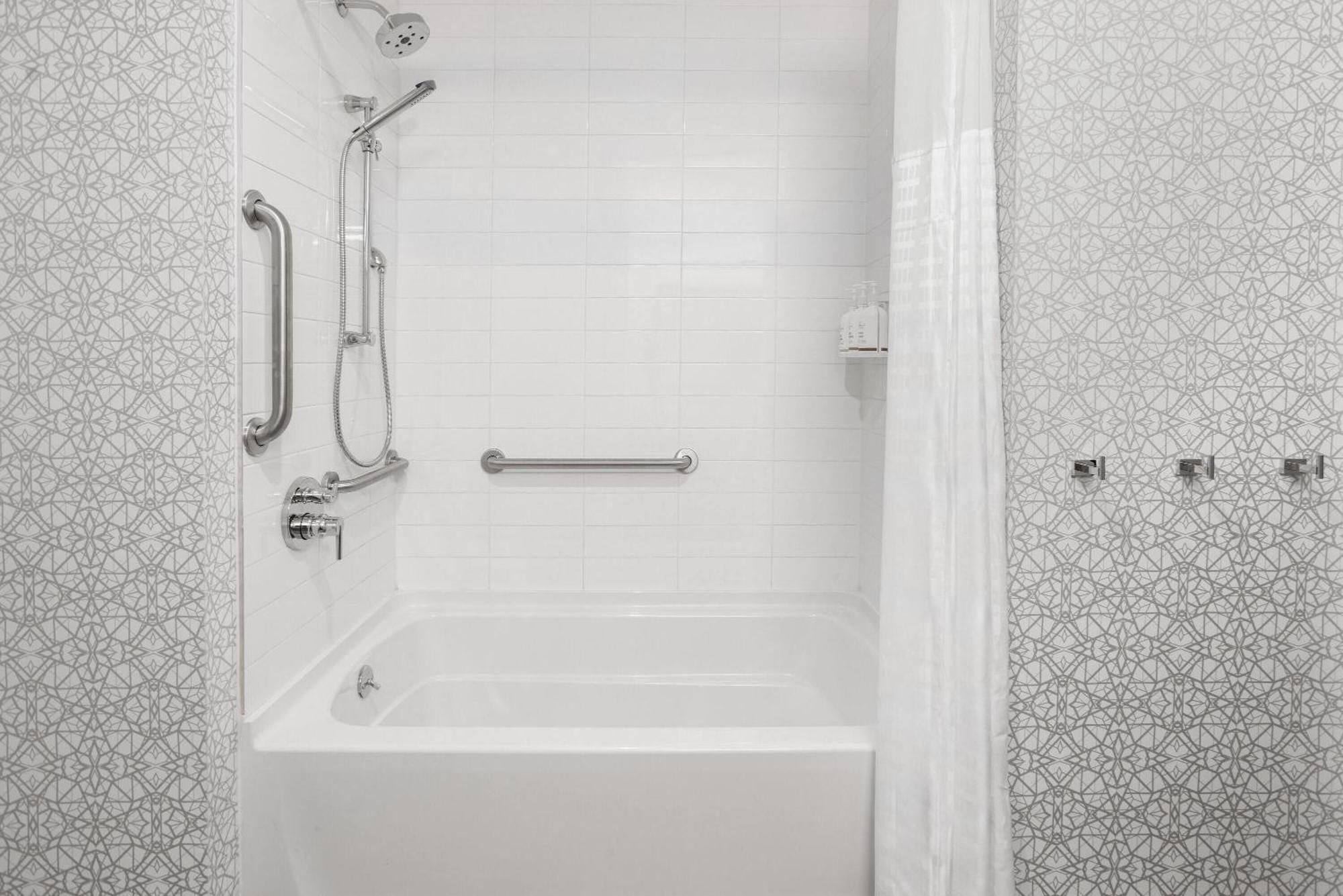 King Studio Room - Mobility Accessible with Tub with Grab Bars/Non-Smoking