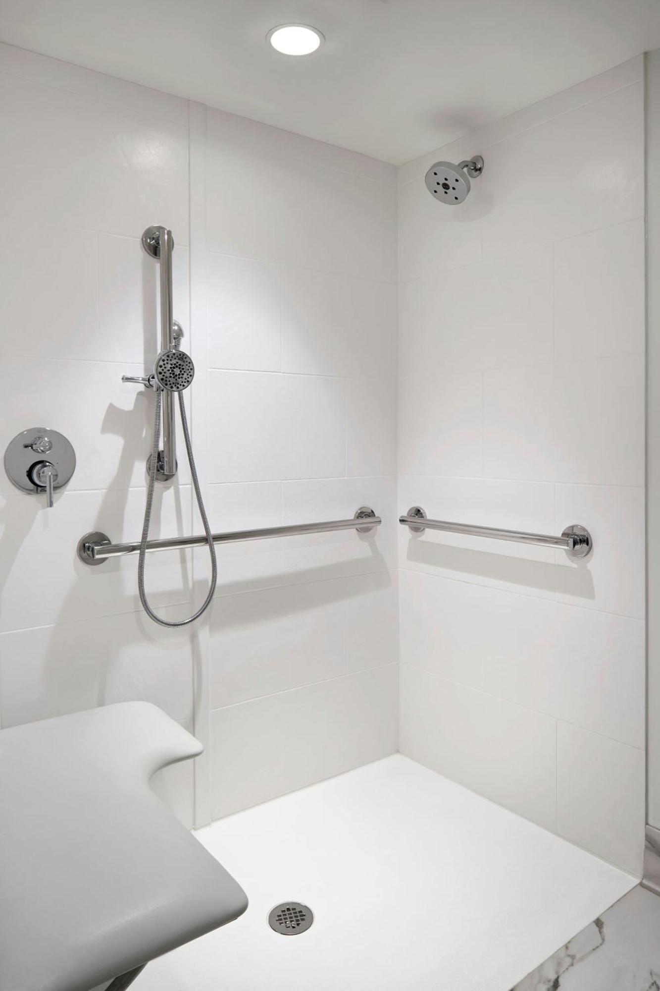 Deluxe King Room with City View - Hearing Accessible