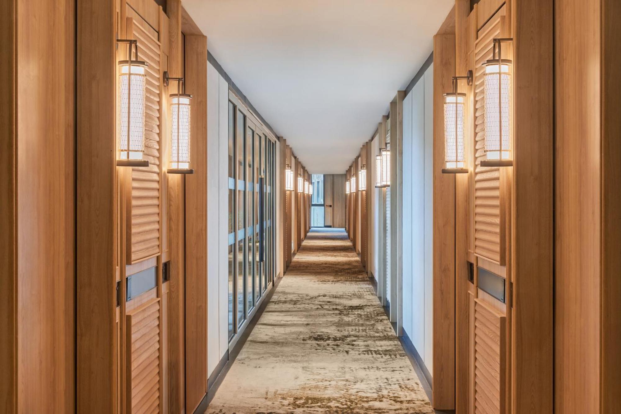 Varel One-Bedroom King Suite with Balcony