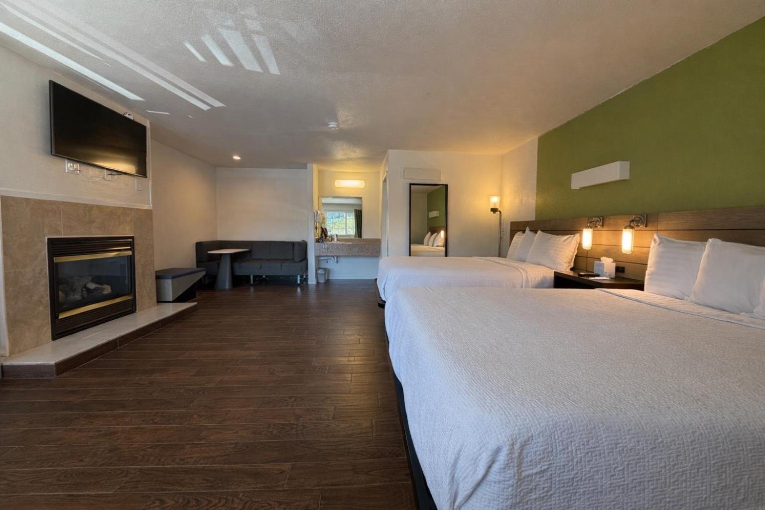Deluxe 2 Queen Room