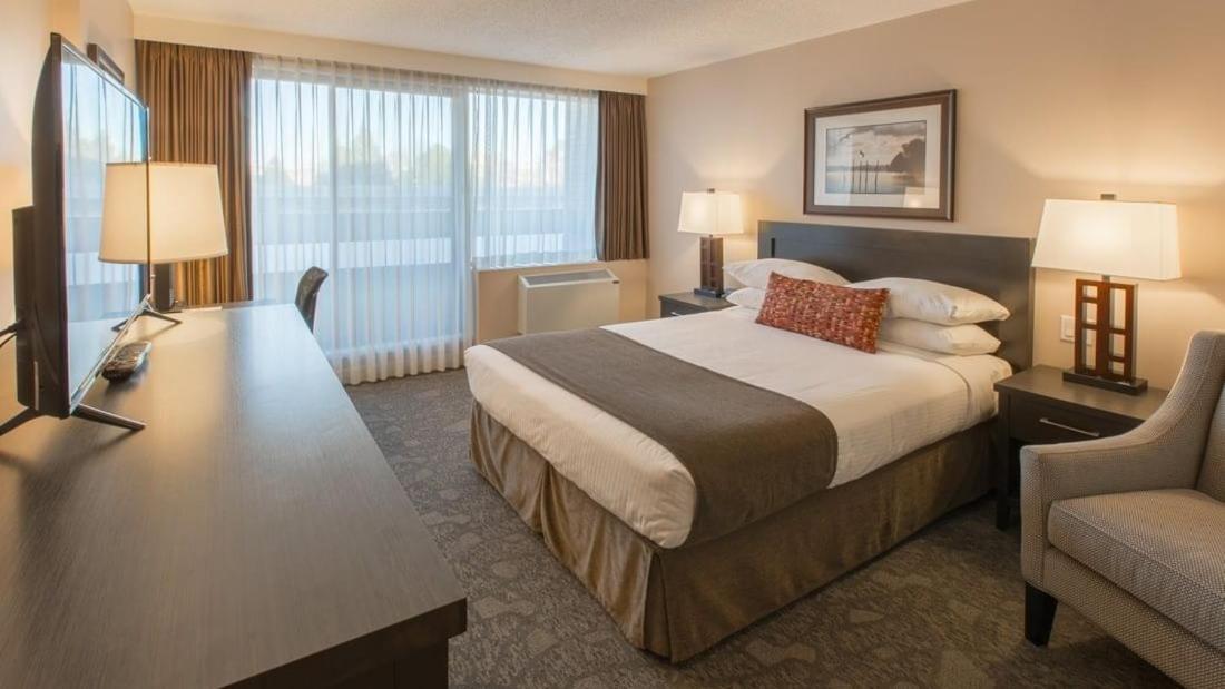 Traditional 1 Queen with Kitchenette