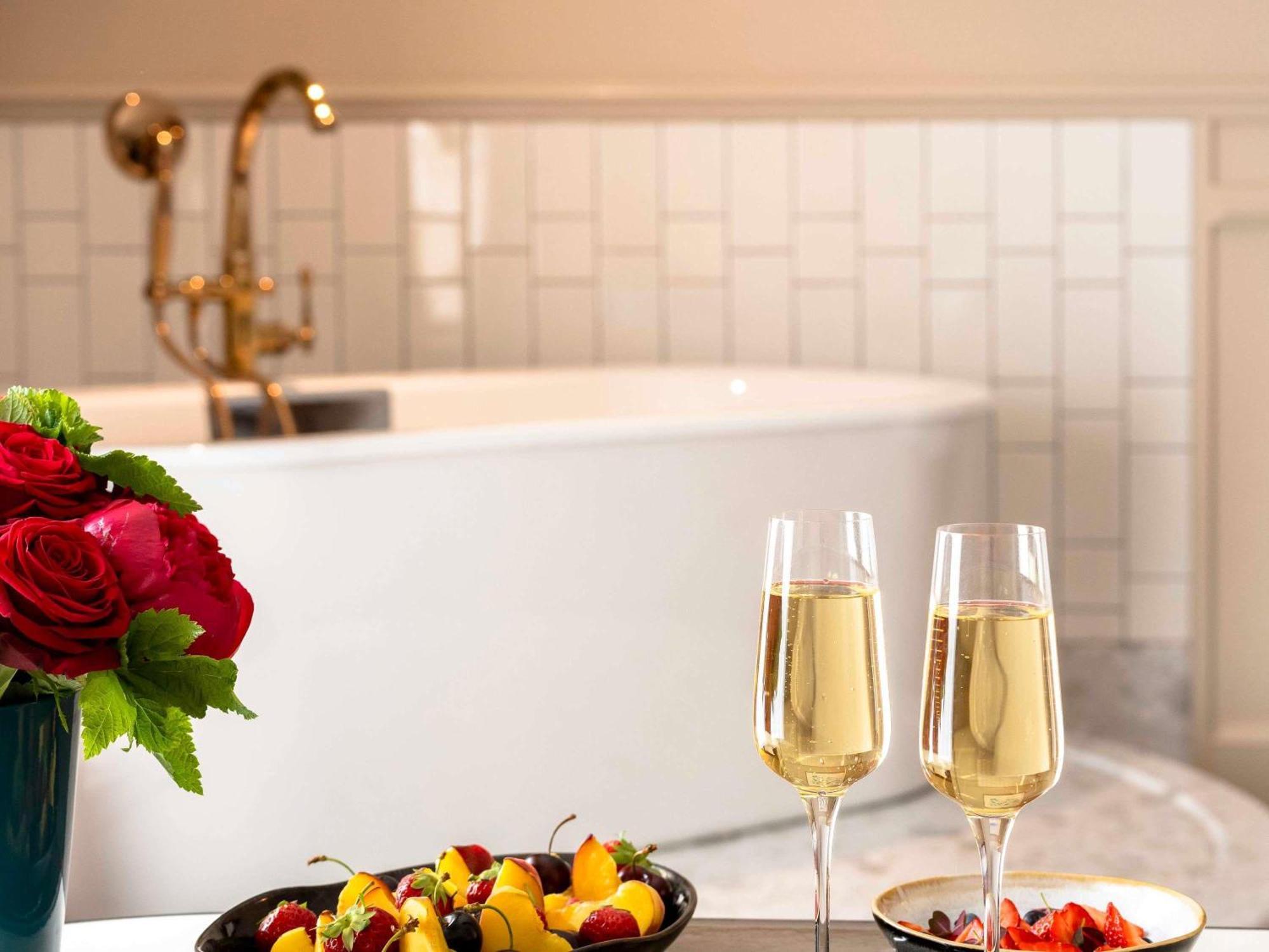 Honeymoon Suite Round bed or Bathtub or Lounge Area Grand Boulevard View,1771700080:JPEG