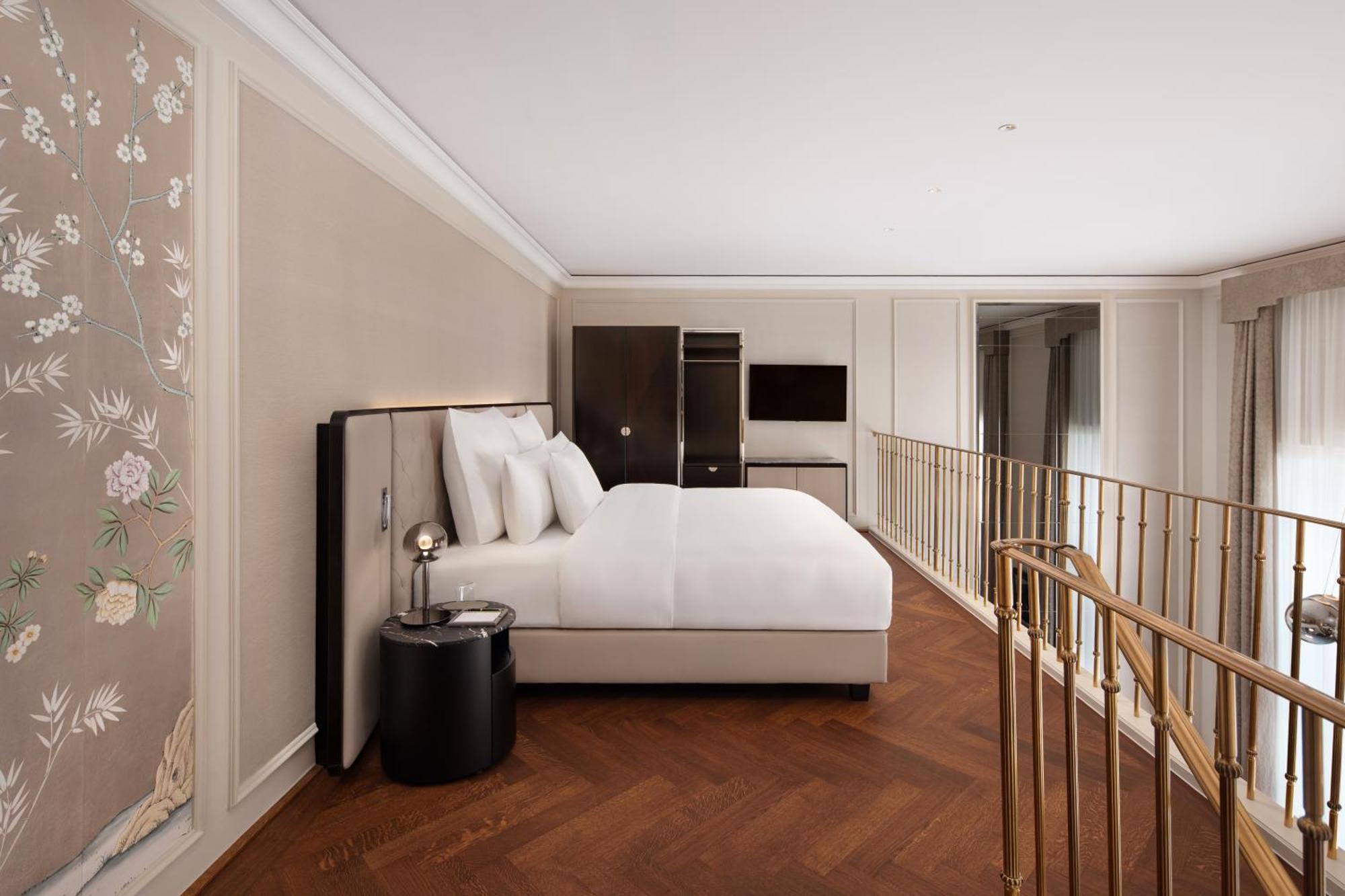 Deluxe Gallery Suite City View