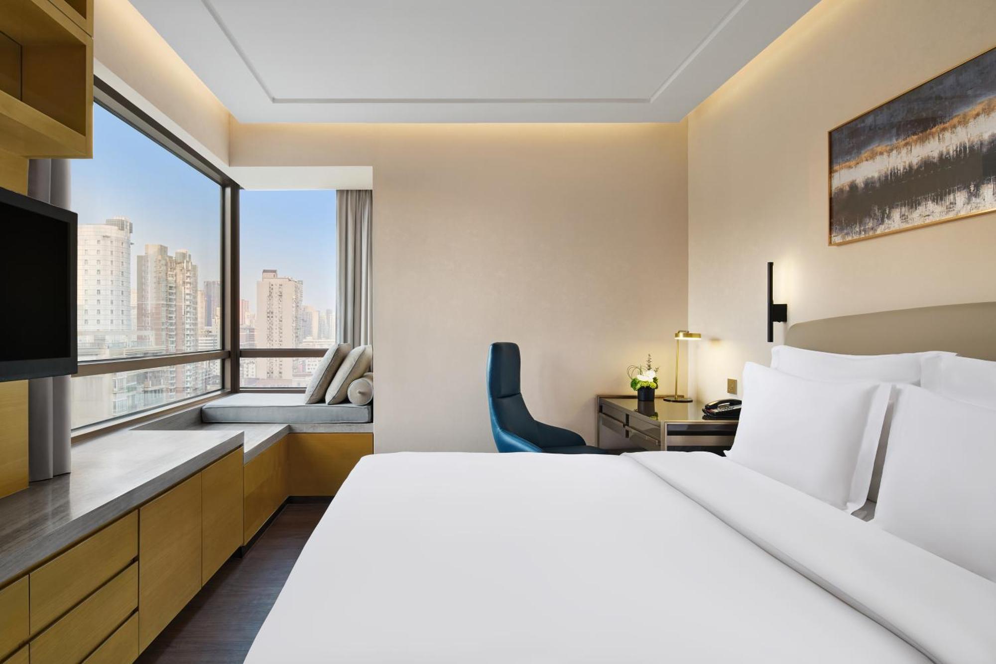 One-Bedroom Suite with Kitchenette and City View