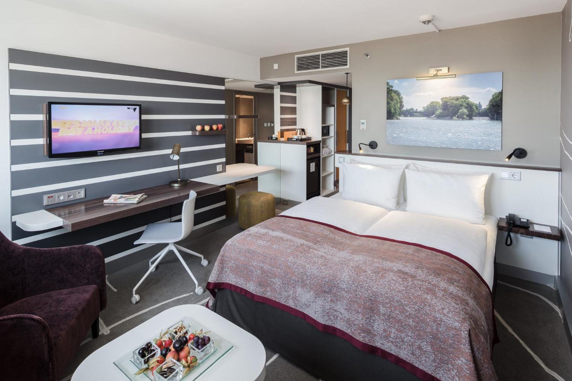 Premium Queen Room with City View