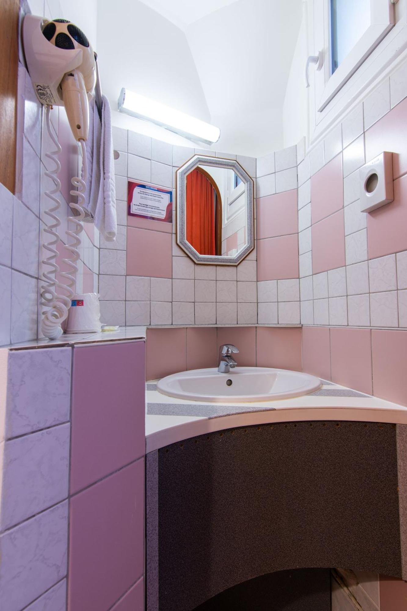 Single Room (shared Shower and Toilet on the floor)