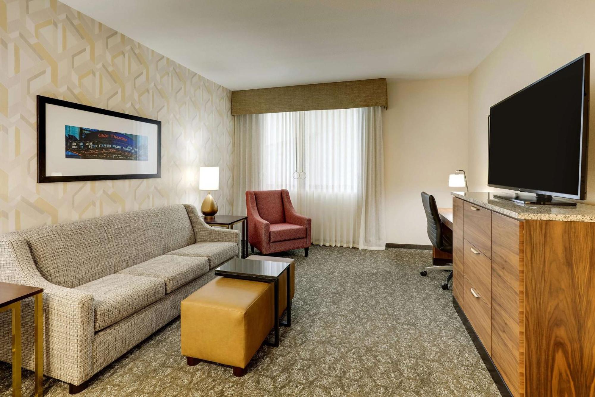 Queen Suite with Sofa Bed - Accessible, Tub