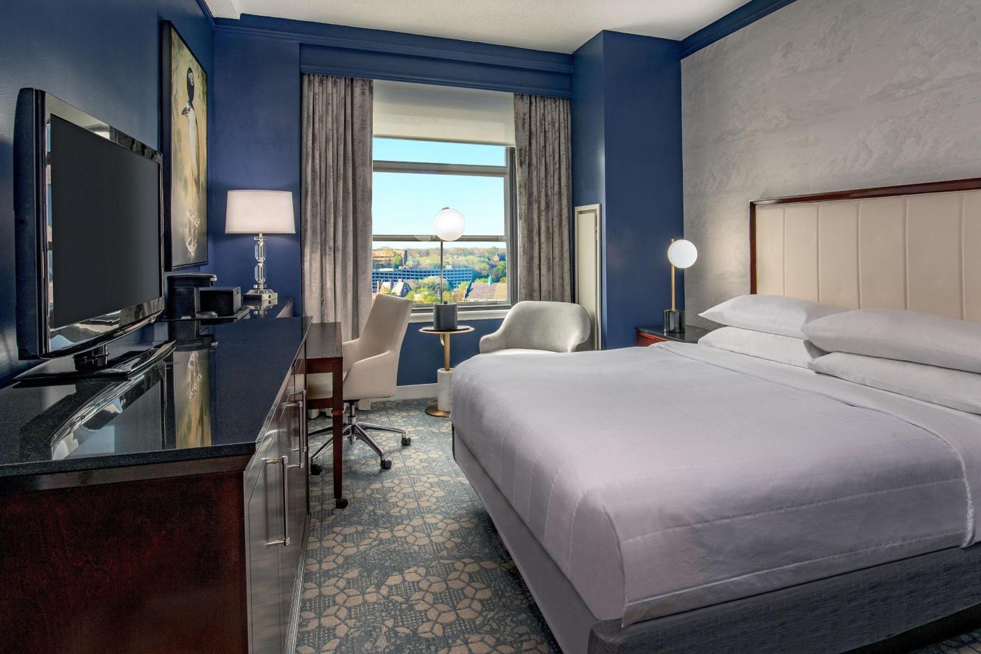 King Room with Roll-in Shower - Mobility Accessible