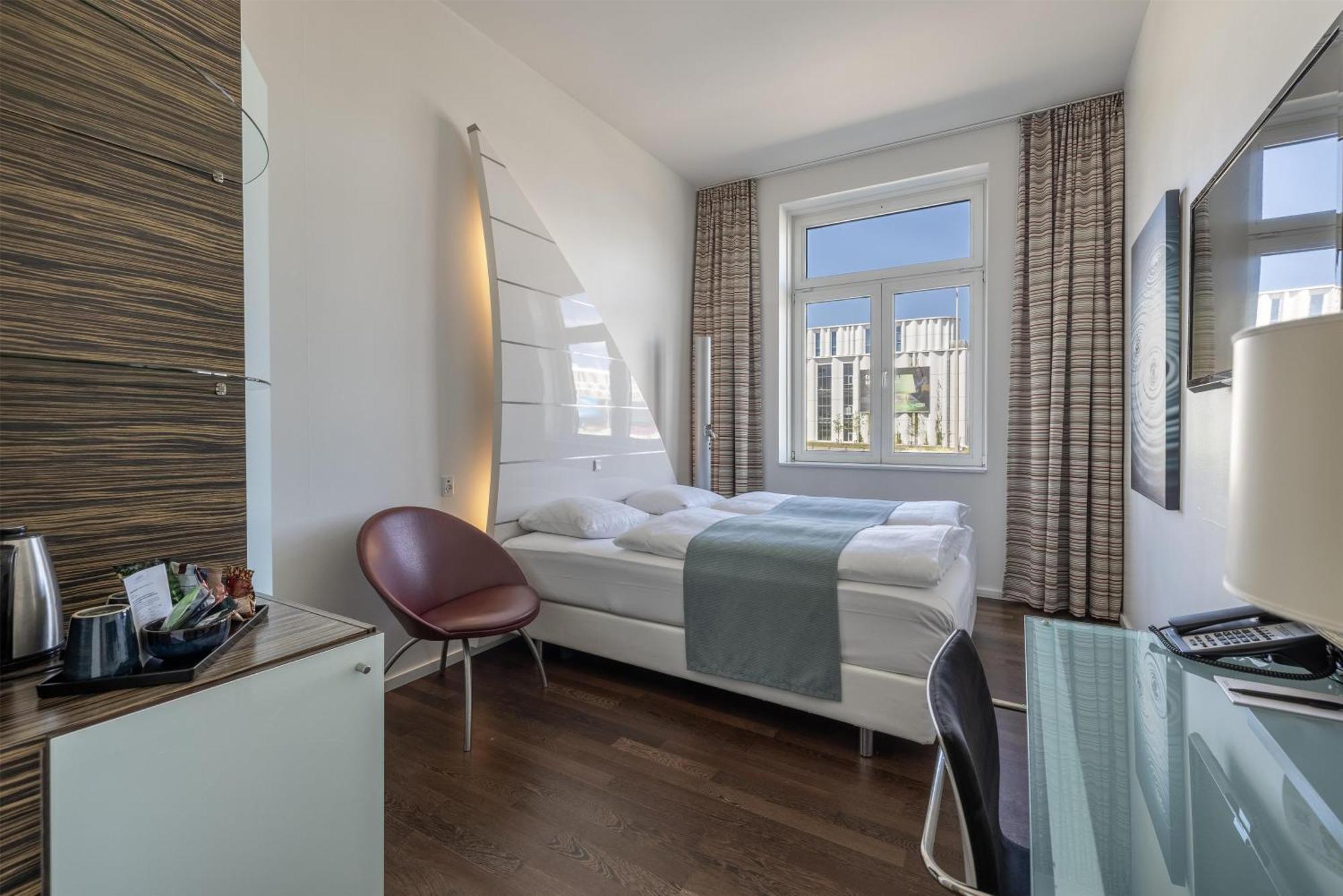 Side-by-side – 2 rooms next to each other