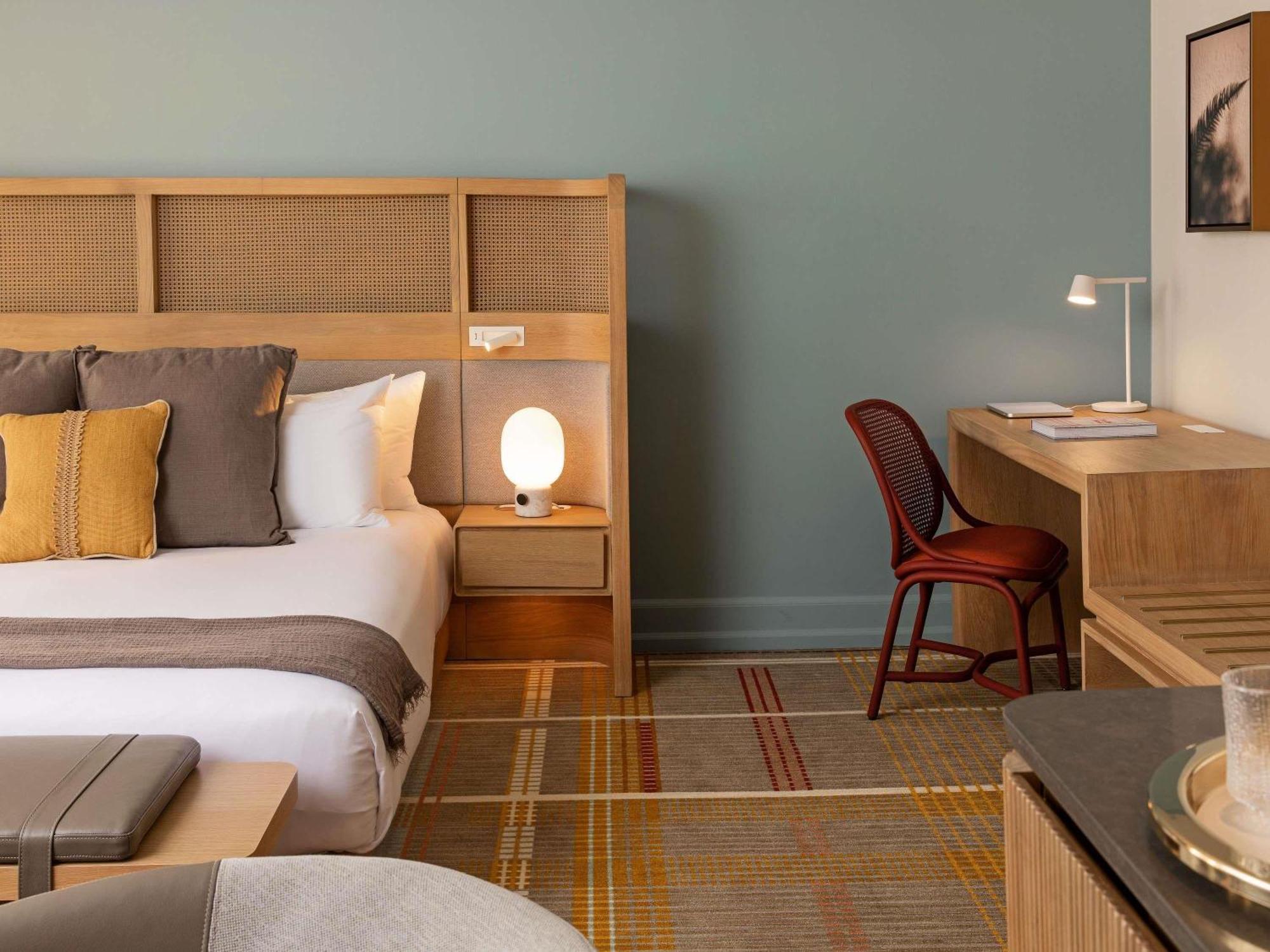 Deluxe King Room with City View - Mobility Accessible