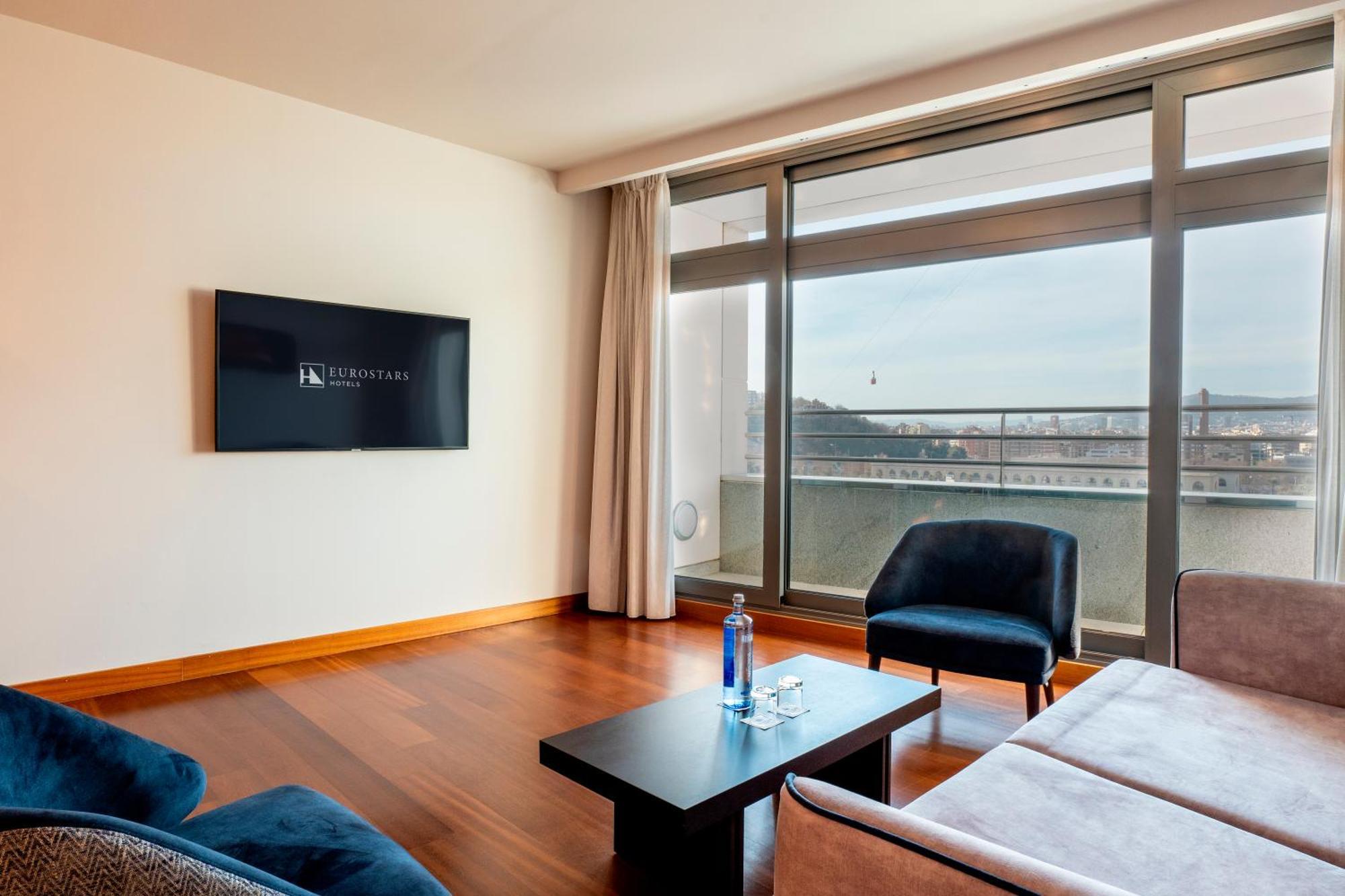 Suite with city view