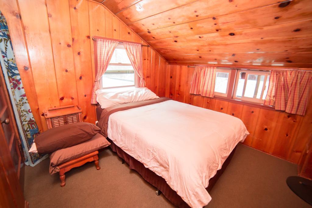 Queen Room with En Suite Bathroom