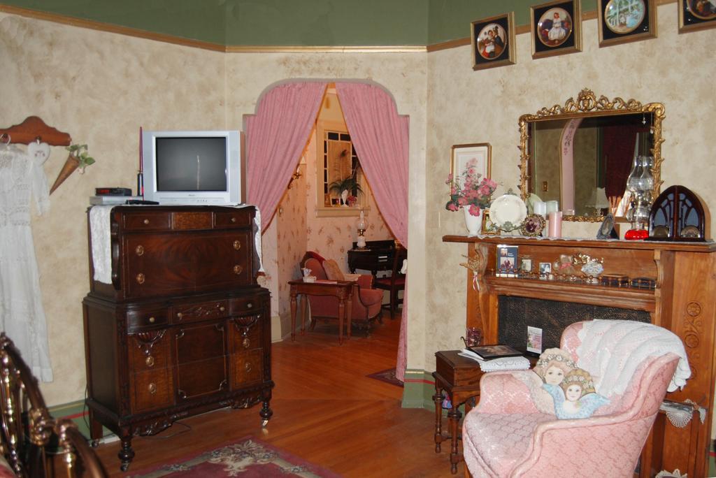 Queen Bed 3 Room Private Bathroom