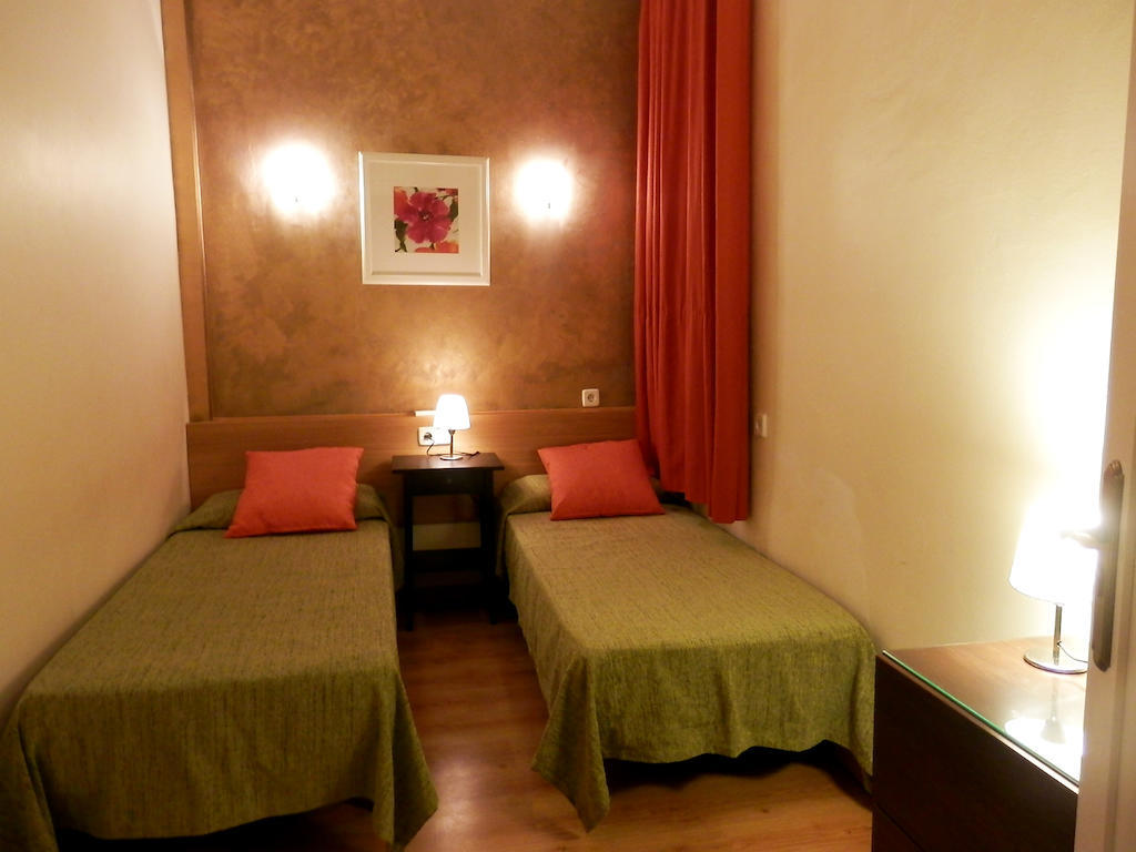 Basic Twin Room with Shared Bathroom