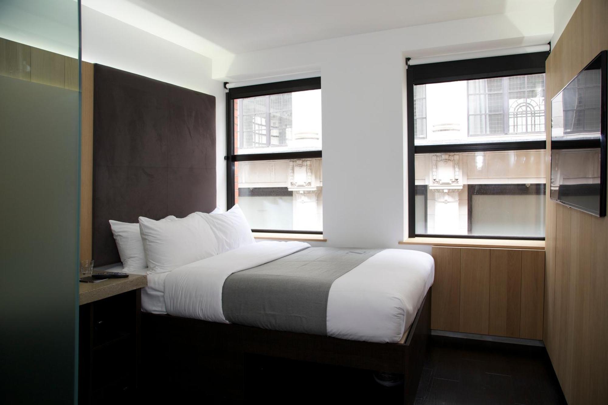 Club Queen Room