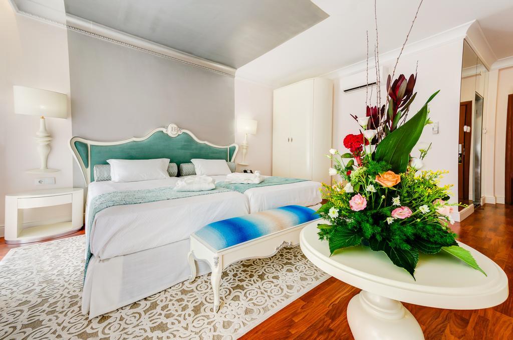 Superior Twin Room with Chiado View