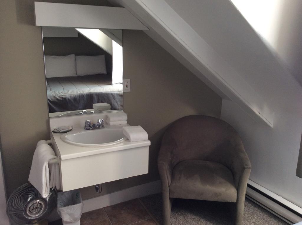 Standard Room with Double Bed and Shared Bathroom