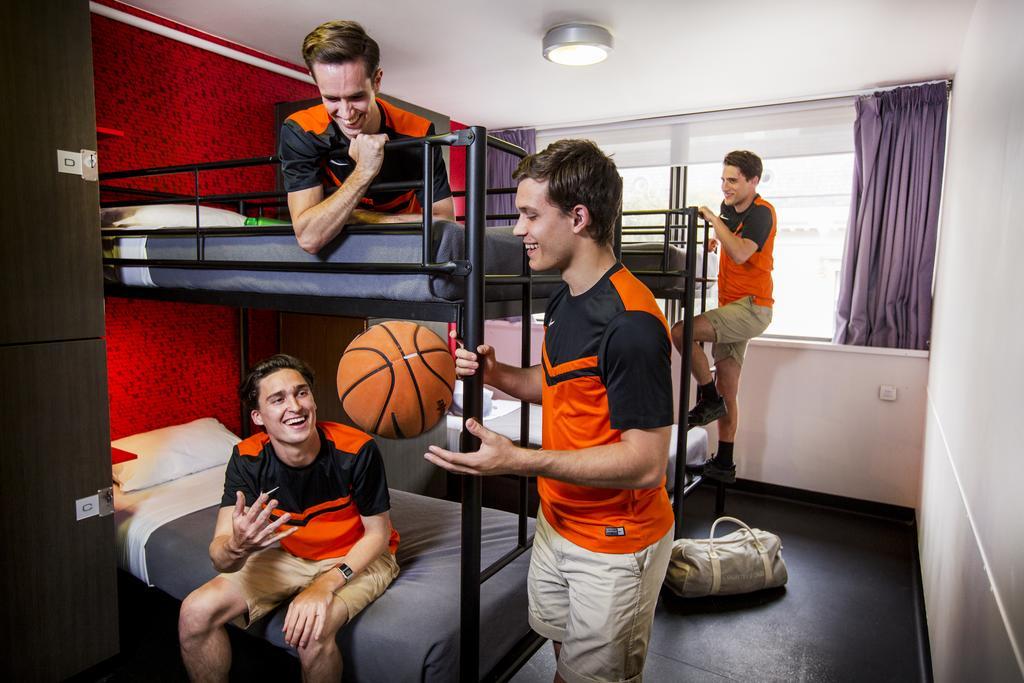 Bed in 6-Bed Mixed Dormitory Room with Shared Bathroom