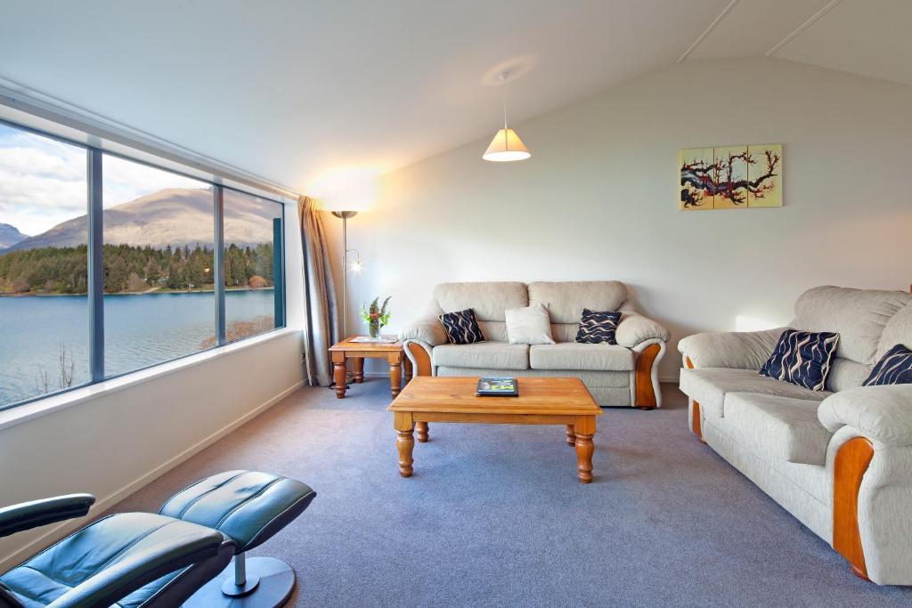 One-Bedroom Apartment with Lake View