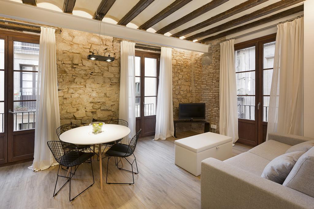 Deluxe One-Bedroom Apartment