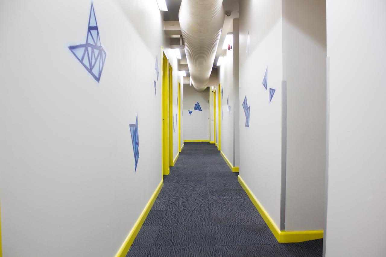 Bed in 16-Bed Mixed Dormitory Room with Shared Bathroom