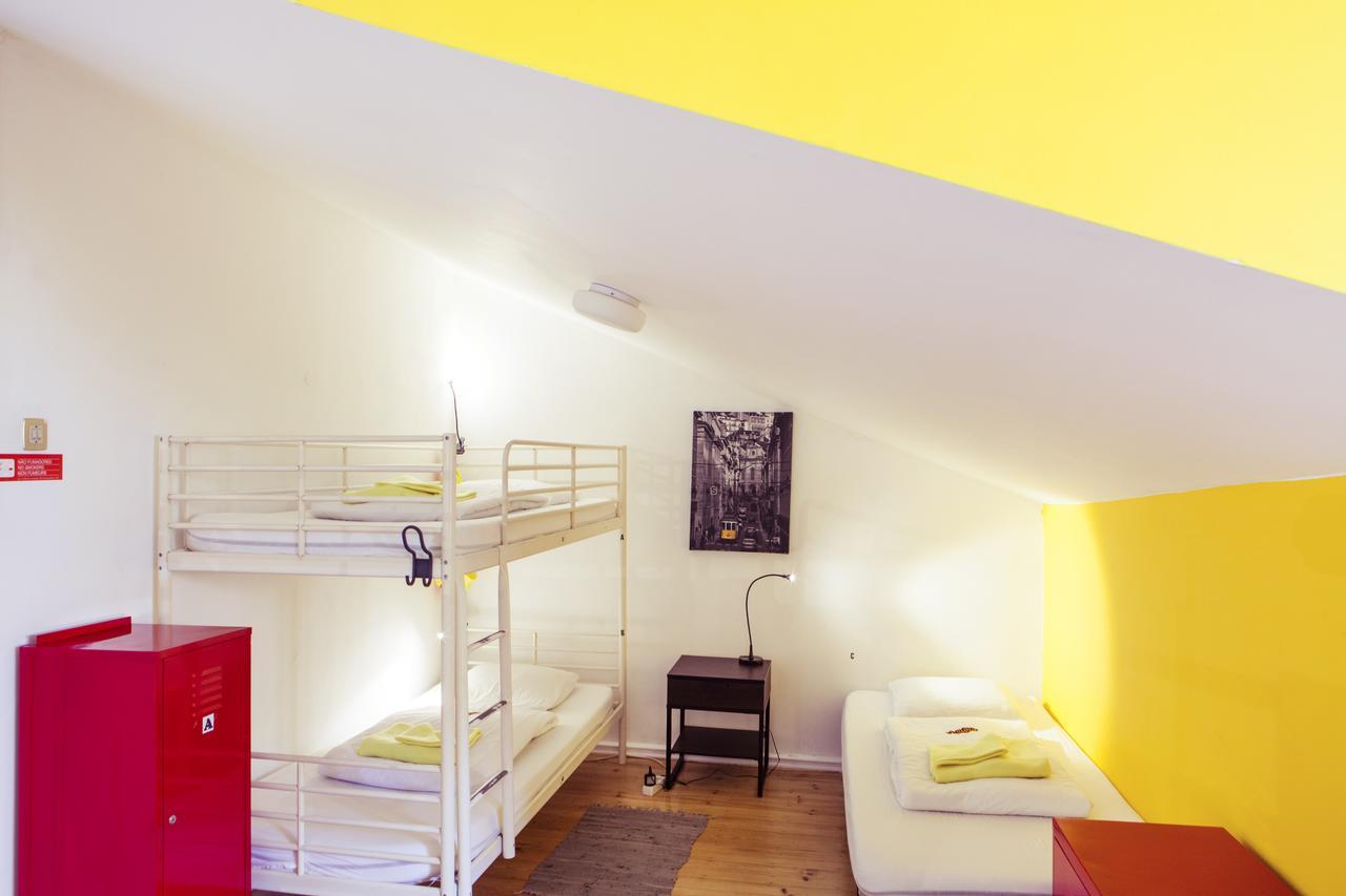 Single Bed 10-Bed Dormitory Room