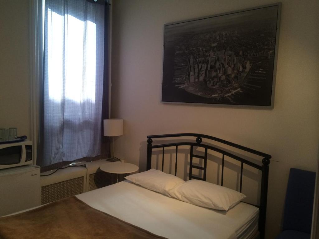 Small Queen Room,53294980:JPEG