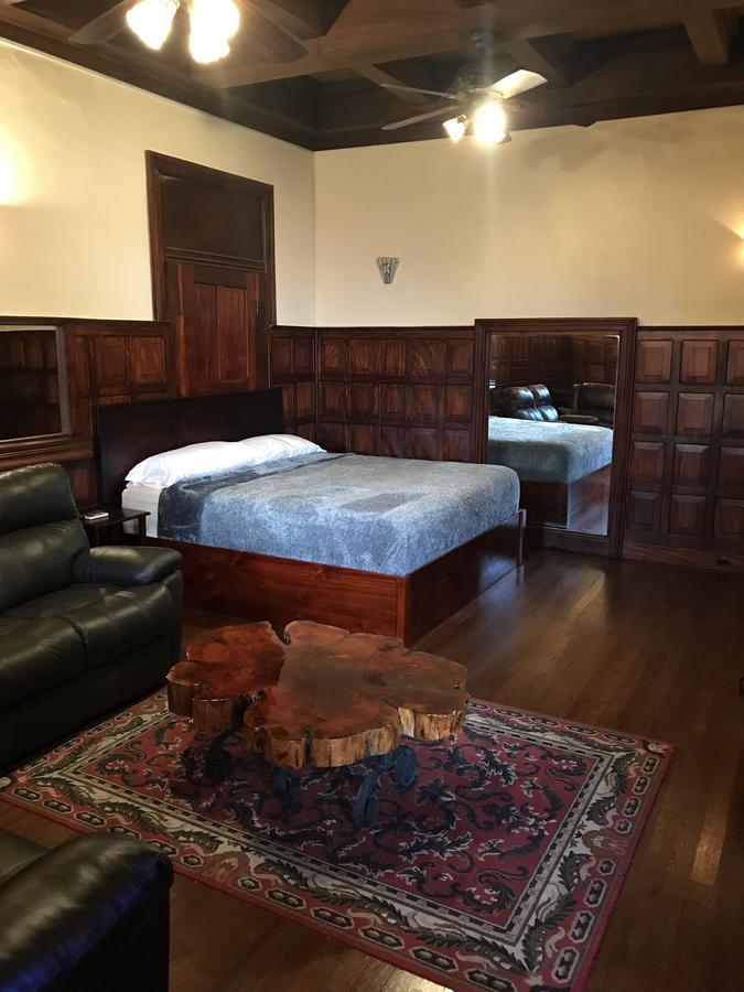 Deluxe King Suite