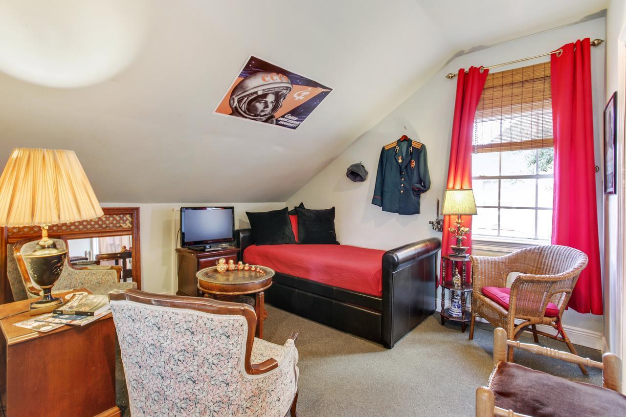 Deluxe Queen Suite