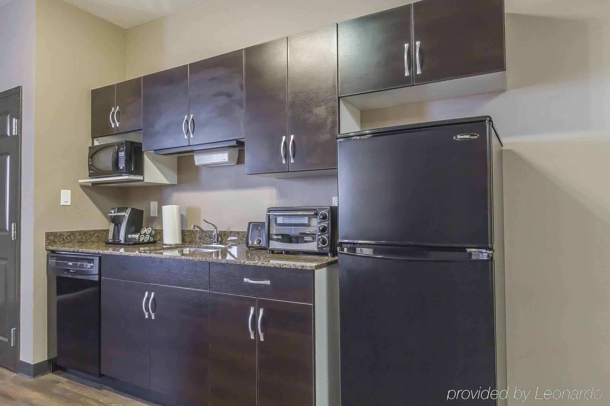 Queen Suite with Two Queen Beds and Kitchenette