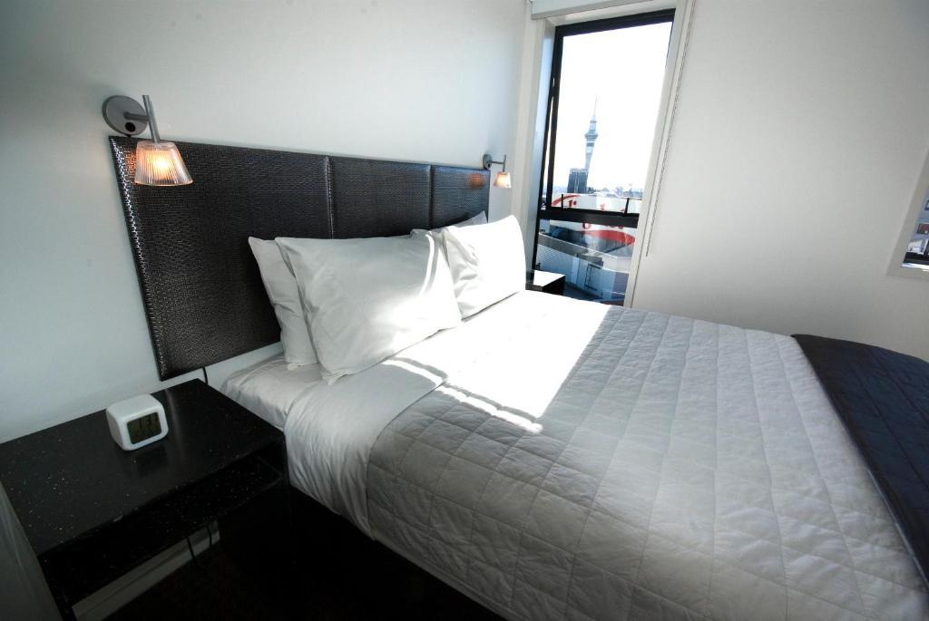 Large One-Bedroom Apartment with Balcony