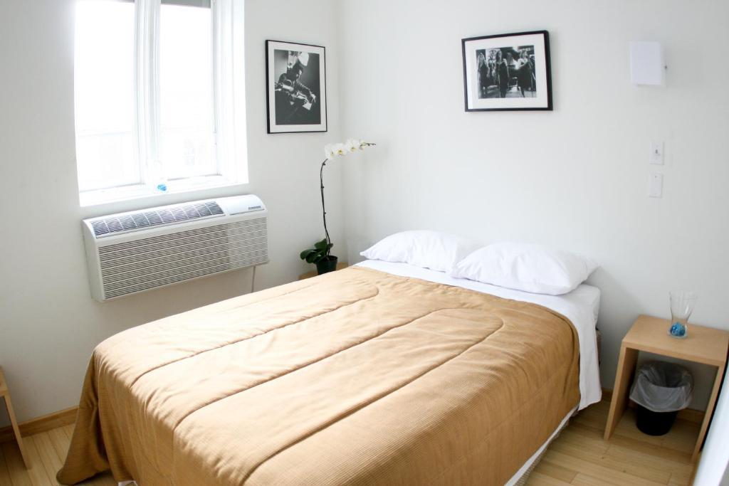 Standard Room with Double Bed and Private Bathroom