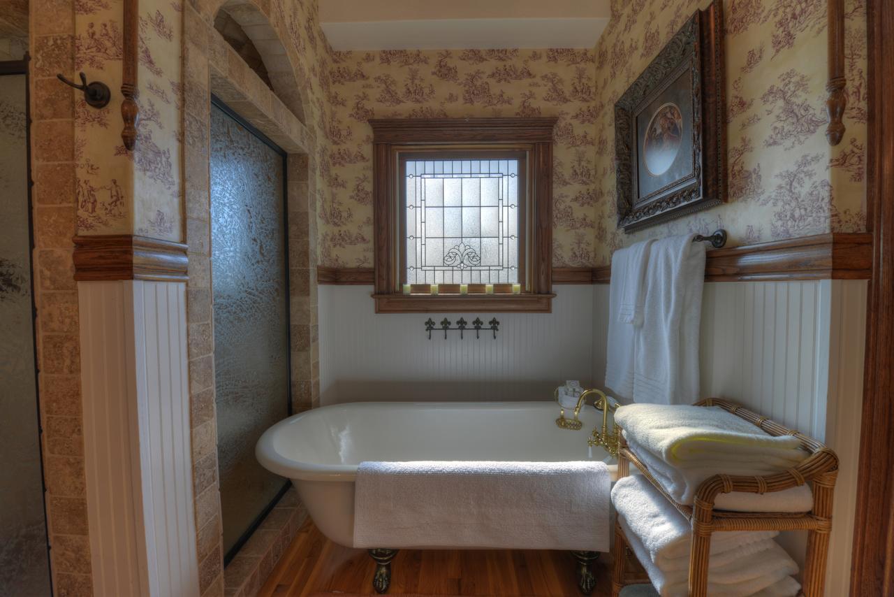 Deluxe King Suite with Balcony