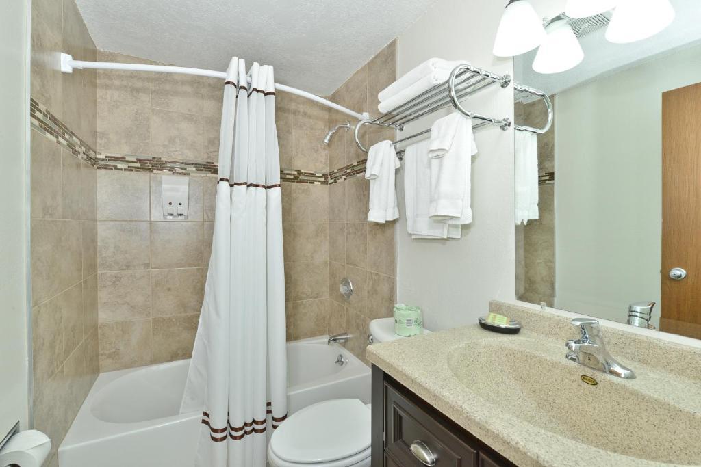 Deluxe Room One King Bed One Queen Bed Pool View Non-Smoking,64128664:JPEG