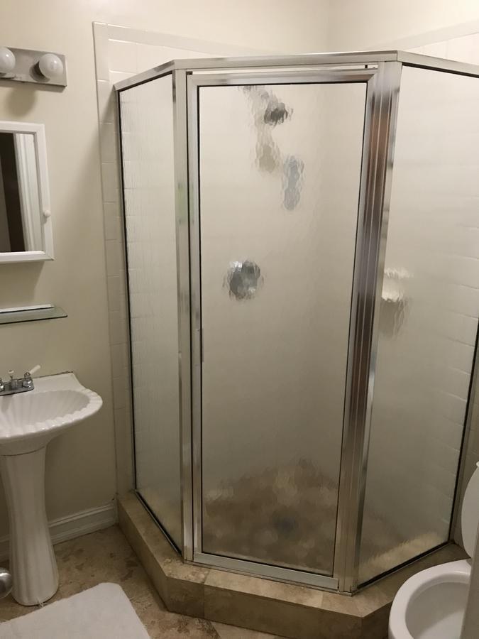 Room with Shared Bathroom 23A - Men Only