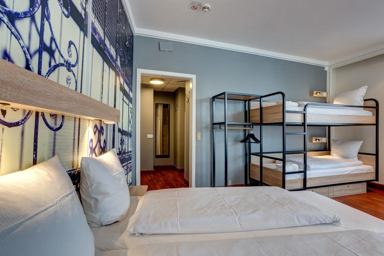6-Bed Room