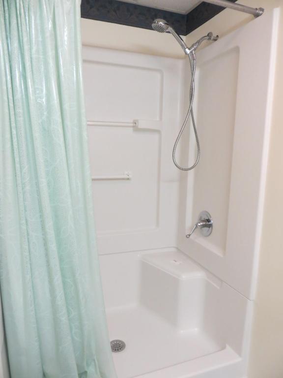 Queen Room with Two Queen Beds - River View (Non Smoking)