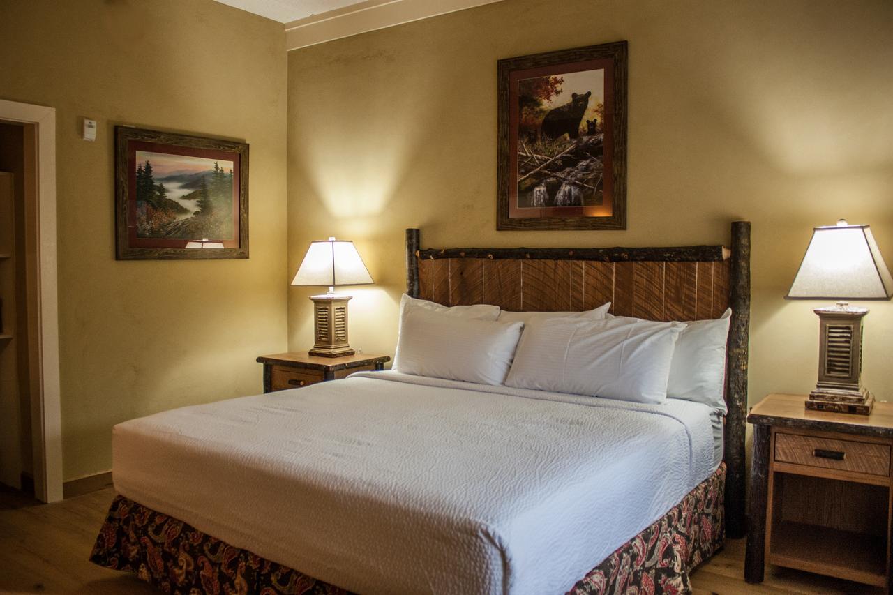 King Room with Fireplace - Parkway