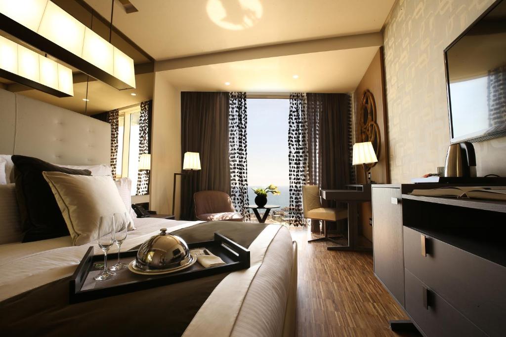 Deluxe Elegant Sea View Room