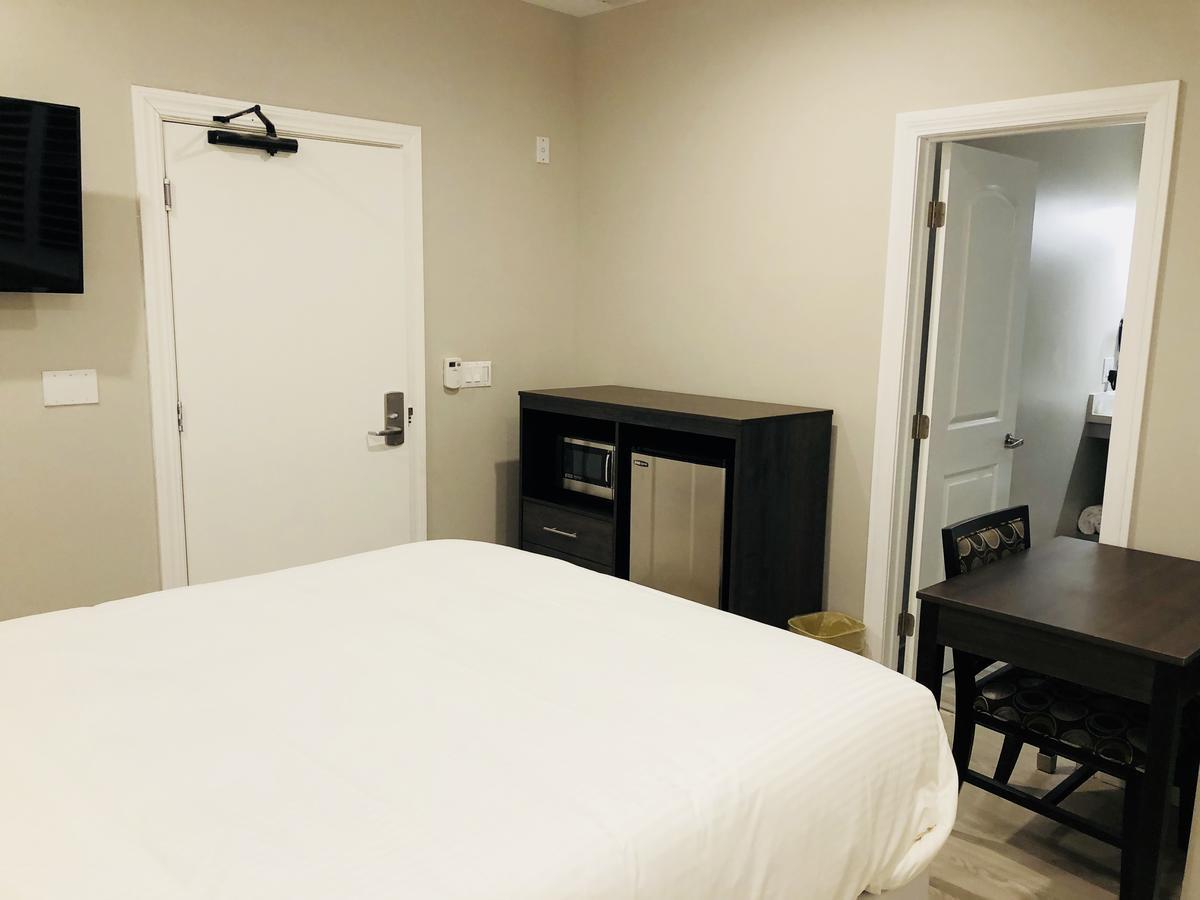 Queen Room with Private Bathroom