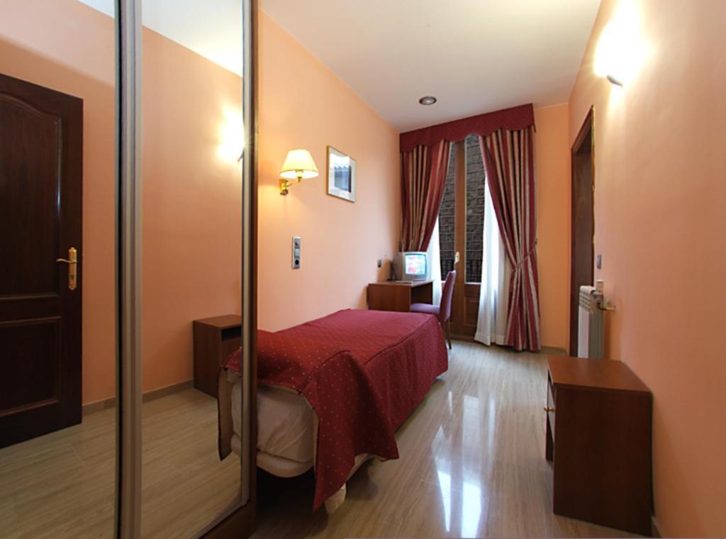 Single Room,692815014:JPEG