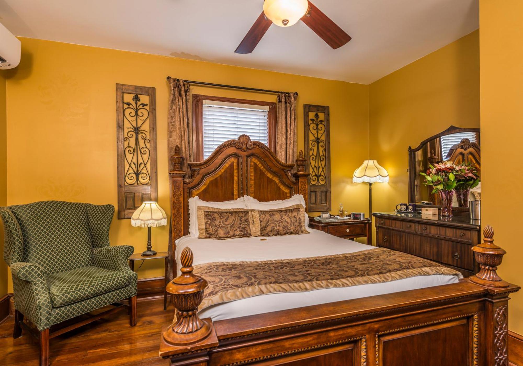 Deluxe Queen Room - Topaz Room