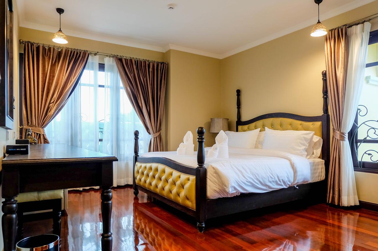Grand Deluxe Double Room with Bathtub